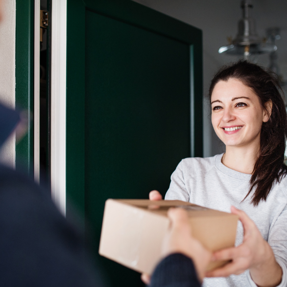 Bezorger brengt hulpmiddelen van Mediq bij klant