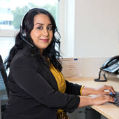 Medewerker van de klantenservice van Mediq staat je graag te woord en helpt je met vragen