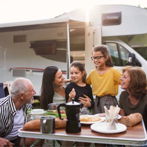 Familie op vakantie met de camper en medische hulpmiddelen