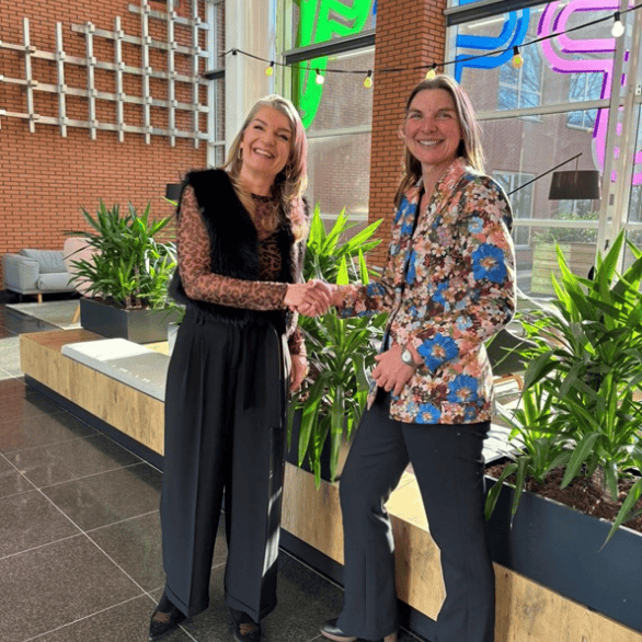 twee vrouwen schudden hand