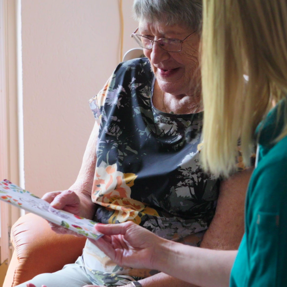 twee vrouwen op de bank met puzzelboekje in huiselijke setting