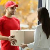 bezorger bezorgt pakketje bij vrouw